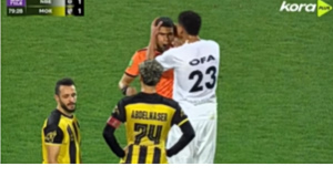 Απίστευτη σκηνή στην Αίγυπτο: Παίκτης φίλησε τον διαιτητή μετά από απόφαση VAR