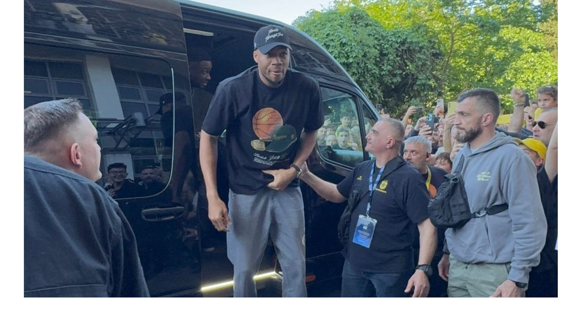 &Omicron;&iota; &alpha;&phi;ί&xi;&epsilon;&iota;&sigmaf; &tau;&omega;&nu; &Gamma;&iota;ά&nu;&nu;&eta; &Alpha;&nu;&tau;&epsilon;&tau;&omicron;&kappa;&omicron;ύ&nu;&mu;&pi;&omicron; &kappa;&alpha;&iota; &Sigma;&iota;ά&omicron; &sigma;&tau;&omicron; Nick Galis Hall (vid, pics)