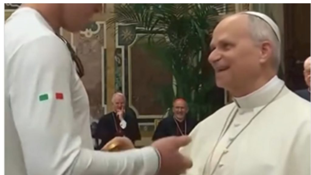 Χαμόγελα στο Βατικανό: Ο Πάπας Λέων ΙΔ΄ αστειεύτηκε με χρυσό μετάλλιο αθλητή