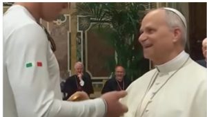 Χαμόγελα στο Βατικανό: Ο Πάπας Λέων ΙΔ΄ αστειεύτηκε με χρυσό μετάλλιο αθλητή