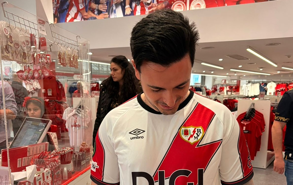 Προτιμούν τα «ερυθρόλευκα»: οπαδοί της Βαγιεκάνο στην μπουτίκ του Ολυμπιακού, συρτάκι και συνθήματα στο κέντρο! (vid, photo)