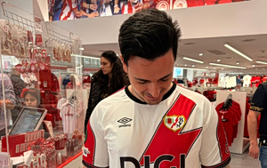 Προτιμούν τα «ερυθρόλευκα»: οπαδοί της Βαγιεκάνο στην μπουτίκ του Ολυμπιακού, συρτάκι και συνθήματα στο κέντρο! (vid, photo)