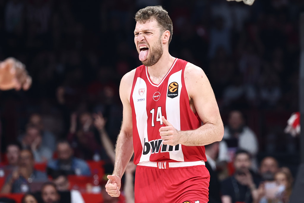 Βεζένκοφ: «Χωρίς τους συμπαίκτες μου δε θα μπορούσα να είχα κερδίσει αυτό το βραβείο»