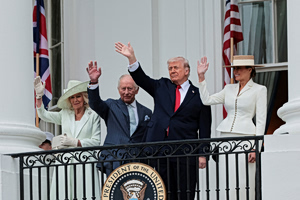 Ο Τραμπ υποδέχθηε το βασιλικό ζεύγος του Ηνωμένου Βασιλείου: «Η μητέρα μου είχε ερωτευτεί τον Κάρολο»