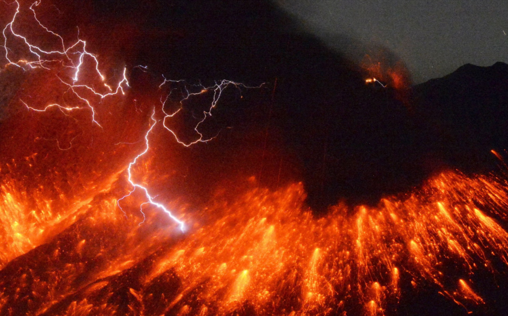 Λύθηκε το μυστήριο των «ηφαιστειακών κεραυνών» – Το στοιχείο-κλειδί που εξηγεί το εντυπωσιακό φαινόμενο