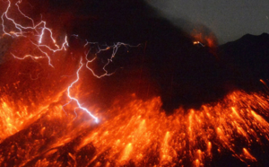 Λύθηκε το μυστήριο των «ηφαιστειακών κεραυνών» – Το στοιχείο-κλειδί που εξηγεί το εντυπωσιακό φαινόμενο