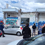 Κόρινθος: Μπαλκόνι καταπλάκωσε γυναίκα και την σκότωσε – Τραυματίστηκαν και τα παιδιά της