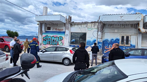 Κόρινθος: Μπαλκόνι καταπλάκωσε γυναίκα και την σκότωσε – Τραυματίστηκαν και τα παιδιά της