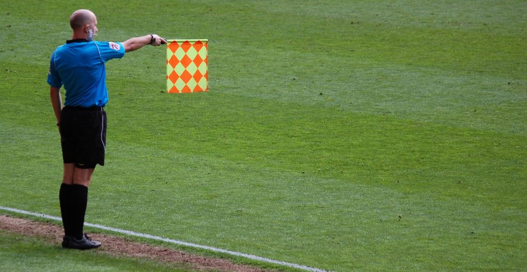 Βοηθός διαιτητή στην Αγγλία: Κατηγορείται για παρενόχληση γυναίκας, συνεχίζει την αγωνιστική δράση