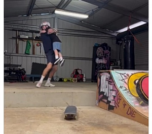 Συγκινητική στιγμή πατέρα και γιου με το σκέιτμπορντ