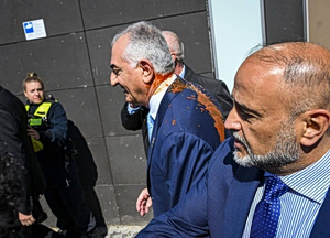 Βερολίνο: Η στιγμή που πετούν ντοματοχυμό στον Ρεζά Παχλαβί – Δείτε βίντεο