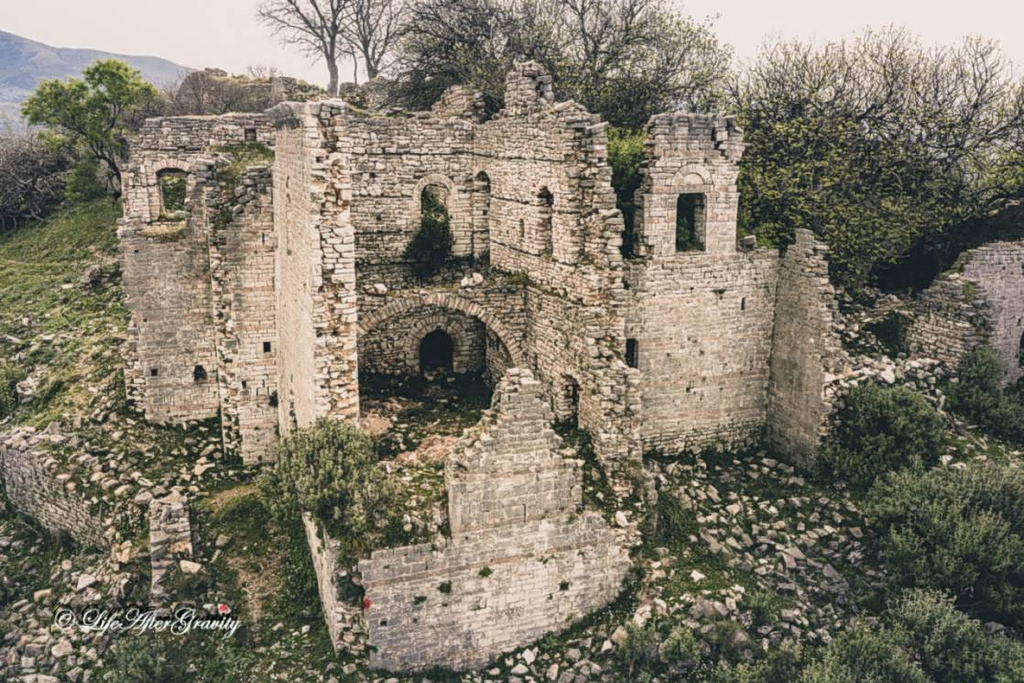Λιόψη Θεσπρωτίας: Το εγκαταλελειμμένο χωριό και το σαράι του Ντίνο Μπέη – Βίντεο drone που κόβει την ανάσα