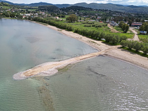 Ωροπός: Πέταξαν μπάζα σε προστατευόμενη λιμνοθάλασσα Natura και έφτιαξαν δρόμο 60 μέτρων – Έπεσαν μηνύσεις από τον Δήμο