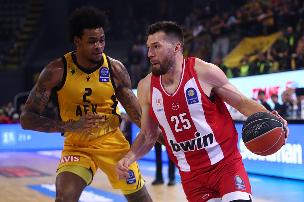 ΑΕΚ – Ολυμπιακός 84-94: Οι ερυθρόλευκοι κράτησαν το αήττητο στο πρωτάθλημα, με επίδειξη δύναμης πριν τη Μονακό