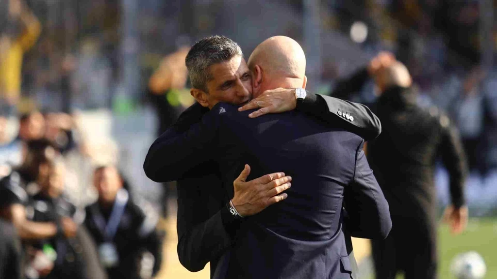 Συγκλονιστική στιγμή: Η αγκαλιά του Νίκολιτς στον Λουτσέσκου και τα συλλυπητήρια για τον θάνατο του πατέρα του (vid)