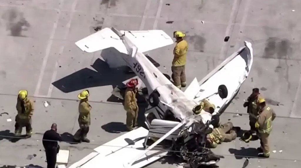 Λος Άντζελες: Τρομακτική συντριβή μικρού αεροπλάνου σε πάρκινγκ – Προσέκρουσε πρώτα σε ηλεκτρικά καλώδια