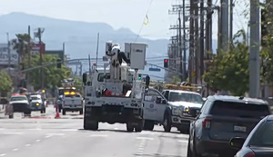 Λος Άντζελες: Τρομακτική συντριβή μικρού αεροπλάνο σε πάρκινγκ – Προσέκρουσε πρώτα σε ηλεκτρικά καλώδια