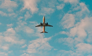 Αεροπορικός συναγερμός λόγω καυσίμων: Οι εταιρείες που αυξάνουν εισιτήρια έως 20% – Ποιες «κόβουν» πτήσεις