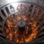 Άγιο Φως: Η τελετή Αφής και το σχέδιο διανομής Του σε όλη την Ελλάδα – Πότε θα βρίσκεται στην Αθήνα