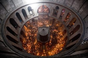 Άγιο Φως: Η τελετή Αφής και το σχέδιο διανομής Του σε όλη την Ελλάδα – Πότε θα βρίσκεται στην Αθήνα