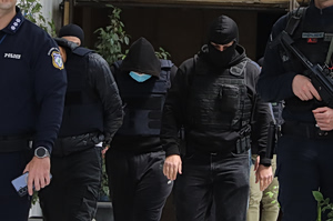 Άγιος Δημήτριος: «Πήρε ένα μαχαίρι και του το κάρφωσε» – «Μας έδειξε και φωτογραφία, ήταν γεμάτο αίματα»