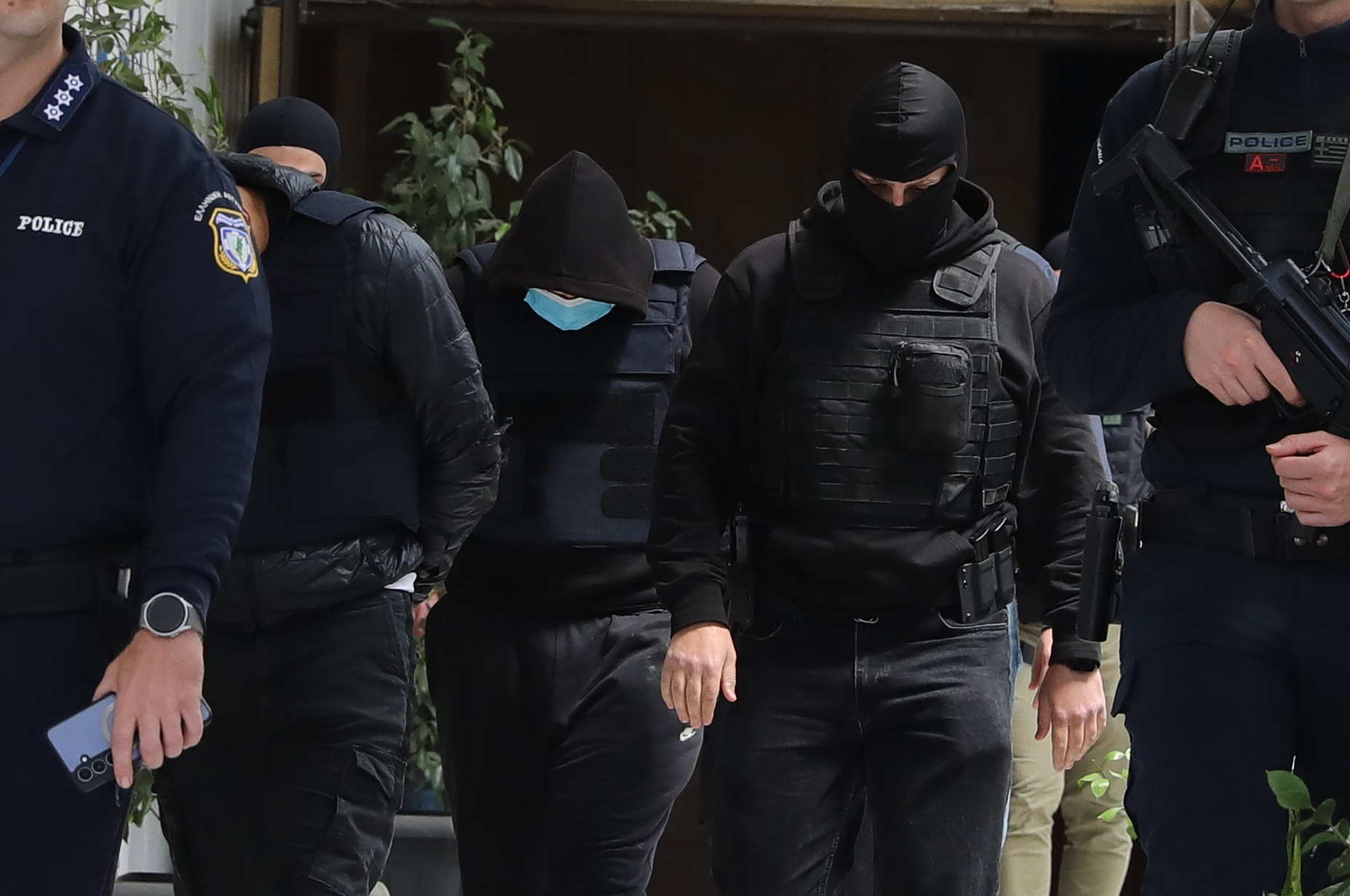 Ά&gamma;&iota;&omicron;&sigmaf; &Delta;&eta;&mu;ή&tau;&rho;&iota;&omicron;&sigmaf;: &laquo;&Pi;ή&rho;&epsilon; έ&nu;&alpha; &mu;&alpha;&chi;&alpha;ί&rho;&iota; &kappa;&alpha;&iota; &tau;&omicron;&upsilon; &tau;&omicron; &kappa;ά&rho;&phi;&omega;&sigma;&epsilon;&raquo; &ndash; &laquo;&Mu;&alpha;&sigmaf; έ&delta;&epsilon;&iota;&xi;&epsilon; &kappa;&alpha;&iota; &phi;&omega;&tau;&omicron;&gamma;&rho;&alpha;&phi;ί&alpha;, ή&tau;&alpha;&nu; &gamma;&epsilon;&mu;ά&tau;&omicron; &alpha;ί&mu;&alpha;&tau;&alpha;&raquo;