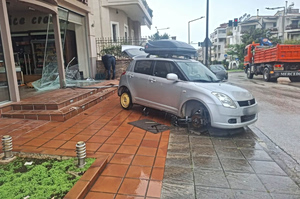 Αυτοκίνητο εισέβαλε σε φούρνο στο Αγρίνιο – Από τύχη δεν υπήρξαν θύματα