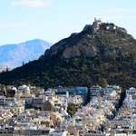 Airbnb στις πολυκατοικίες: Τι ισχύει πλέον για ιδιοκτήτες και ενοίκους – Πότε μπορεί να απαγορευτεί
