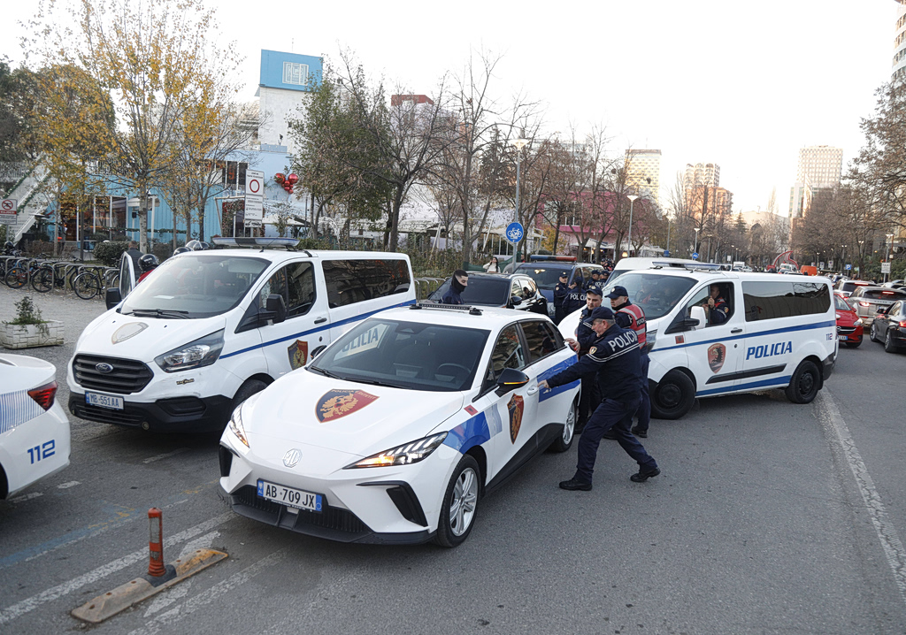 Αλβανία: Εξαρθρώθηκαν call centers απάτης με θύματα και Έλληνες – Στα 50 εκατ. ευρώ η λεία του κυκλώματος