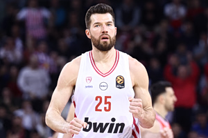 Γενέθλια στο ΣΕΦ για τον Άλεκ Πίτερς – τούρτα έκπληξη από τον Ολυμπιακό