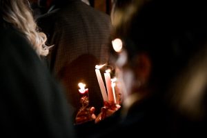 Κατανυκτική ατμόσφαιρα στην Ανάσταση σε όλη τη χώρα – Το μήνυμα Ιερώνυμου για την αβεβαιότητα της σημερινής εποχής