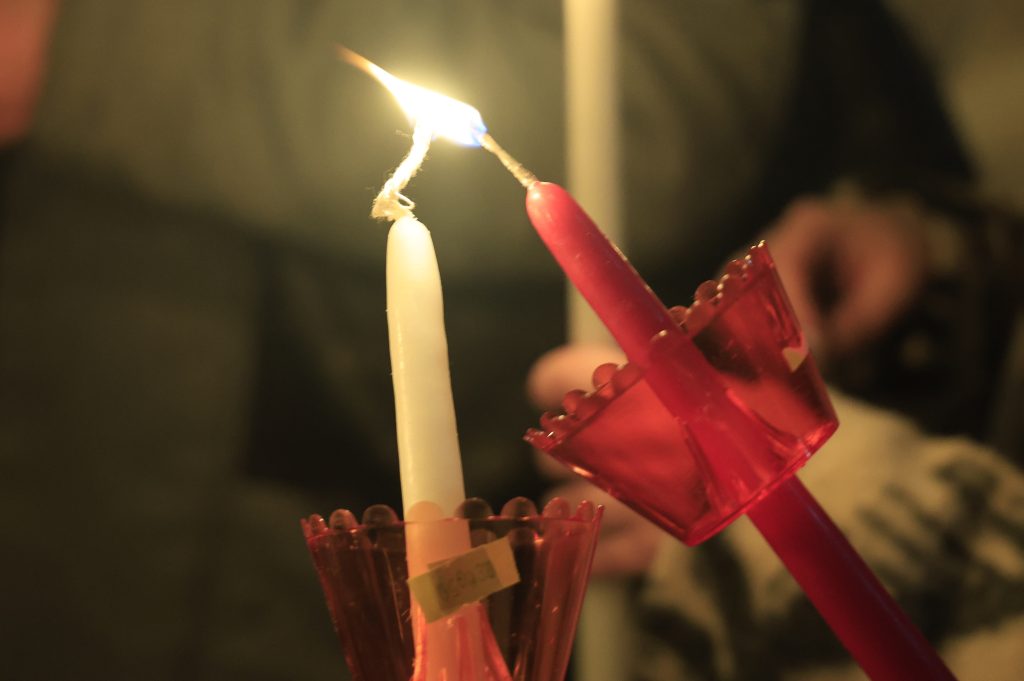 Απρόοπτα της Ανάστασης: Ιερέας δεν έλεγε το «Χριστός Ανέστη» – Έσβησε η λαμπάδα παπά πριν μοιράσει το Άγιο Φως