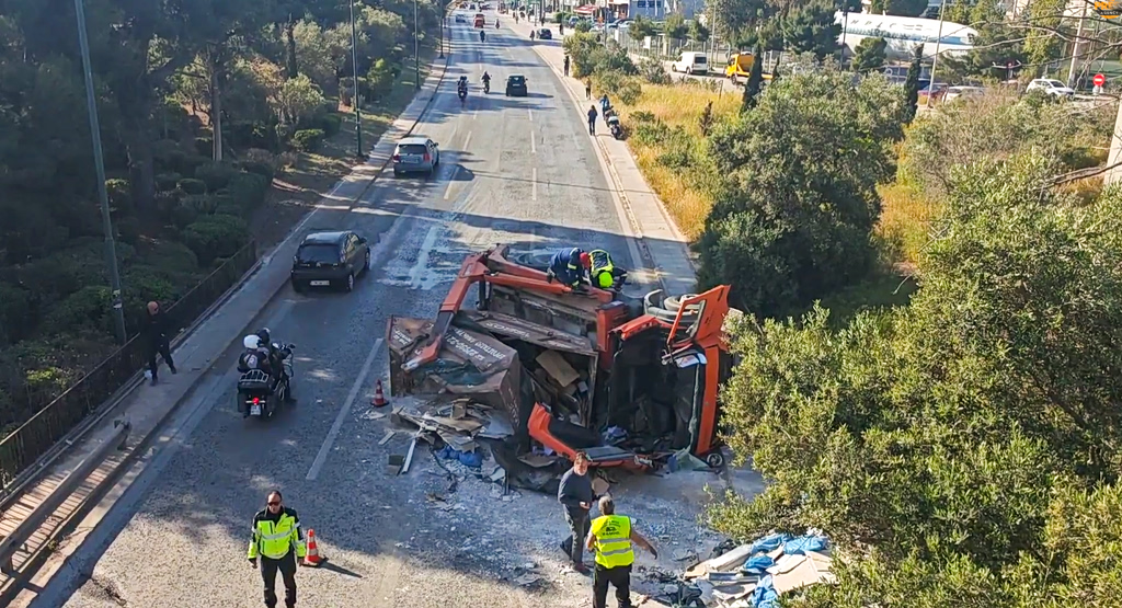 Τροχαίο στη Βουλιαγμένης: Ντελαπάρισε φορτηγό, εγκλωβίστηκε ο οδηγός – Ουρές χιλιομέτρων στο ρεύμα προς Γλυφάδα