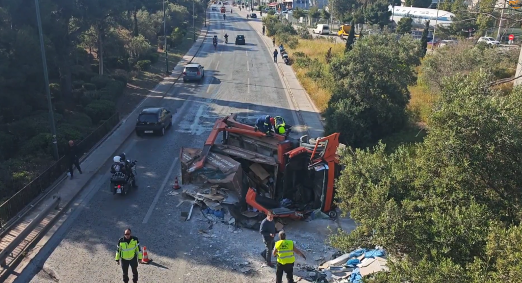 Τροχαίο στη Βουλιαγμένης – Ντελαπάρισε φορτηγό, εγκλωβίστηκε ο οδηγός