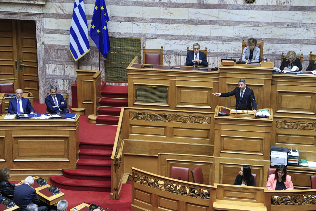 Βουλή – Στα ύψη το πολιτικό θερμόμετρο: Μητσοτάκης «ψάχνετε αφορμές διχασμού» – Ανδρουλάκης «φέρετε προσωπικά την ευθύνη για τα σκάνδαλα»