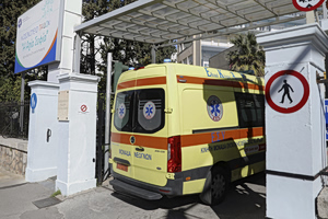 Ανήλικη παρασύρθηκε από αυτοκίνητο στο λιμάνι της Πάρου – Μεταφέρθηκε με ελικόπτερο στην Αθήνα