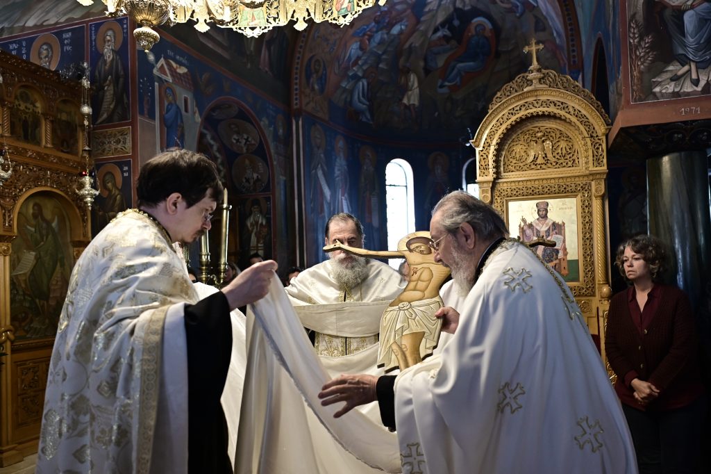 Πάσχα: Κατανυκτική και συγκινητική η Τελετή Αποκαθήλωσης σε Ελλάδα και Ιεροσόλυμα
