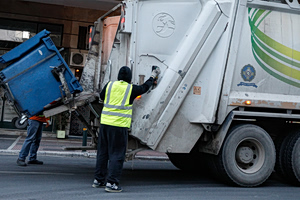 Σοκ στη Θεσσαλονίκη: Άστεγος κοιμόταν σε κάδο και κατέληξε στην πρέσα απορριμματοφόρου