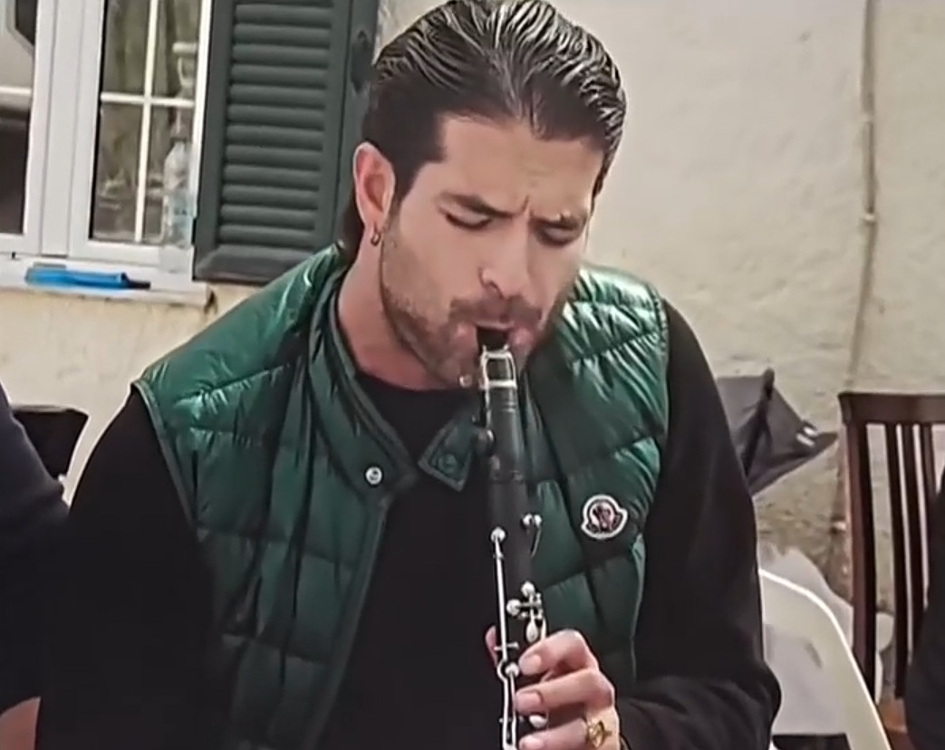 Ά&rho;&eta;&sigmaf; &Mu;&omicron;&upsilon;&gamma;&kappa;&omicron;&pi;έ&tau;&rho;&omicron;&sigmaf;: &laquo;&Nu;&iota;ώ&theta;&omega; &epsilon;&upsilon;&gamma;&nu;ώ&mu;&omega;&nu; &pi;&omicron;&upsilon; &zeta;&omega;&raquo;