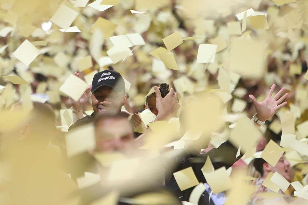 Τρομερή ατμόσφαιρα στο «Nick Galis Hall»: Χιλιάδες χαρτάκια πριν το τζάμπολ του Άρης-Πανιώνιος (vid)