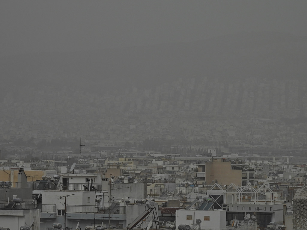 Καιρός: Νεφώσεις, τοπικές βροχές και μεταφορά αφρικανικής σκόνης