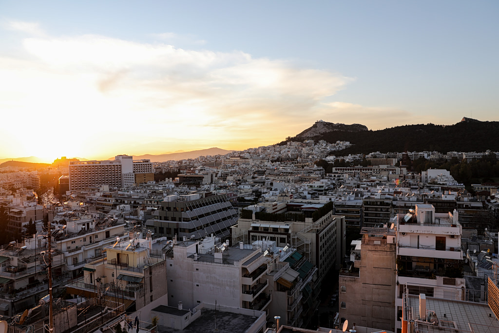 Airbnb Ελλάδα: Αντοχή στα νησιά, πίεση στην Αθήνα λόγω συγκρούσεων