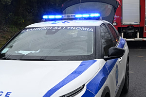 Συναγερμός στη Θεσσαλονίκη: Νεαρός εκτοξεύει στο δρόμο ό,τι βρίσκει σπίτι του και ζητεί να μιλήσει με ψυχολόγο