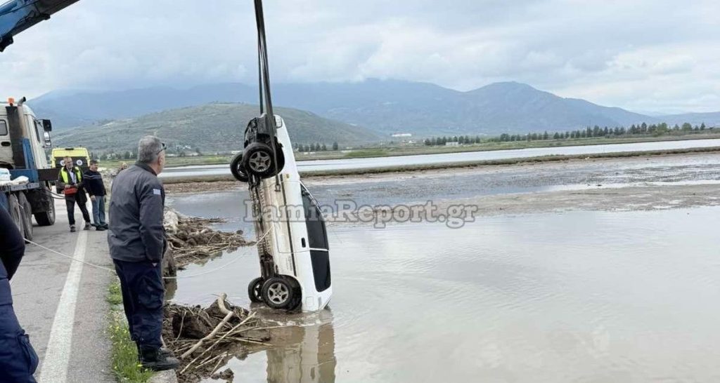 Συναγερμός στην Αταλάντη: Αυτοκίνητο ανασύρθηκε από την θάλασσα στη Σκάλα