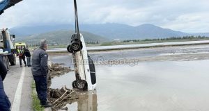 Συναγερμός στην Αταλάντη: Αυτοκίνητο ανασύρθηκε από την θάλασσα στη Σκάλα