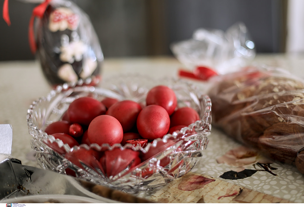 Μεγάλη Πέμπτη βάφουμε αυγά: Γιατί κόκκινα; Όλα όσα κρύβει το πιο δυνατό σύμβολο του Πάσχα