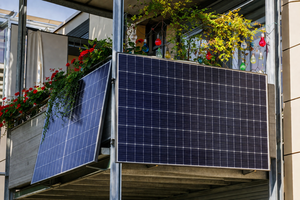 «Φωτοβολταϊκά στο μπαλκόνι» – Στη Βουλή το νομοσχέδιο, ρύθμιση για περιοχές Natura