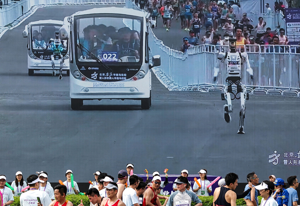 Πεκίνο: Ανθρωποειδές ρομπότ κέρδισε ημιμαραθώνιο (vid)