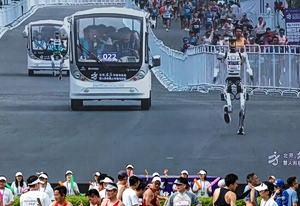 Πεκίνο: Ανθρωποειδές ρομπότ κέρδισε ημιμαραθώνιο (vid)