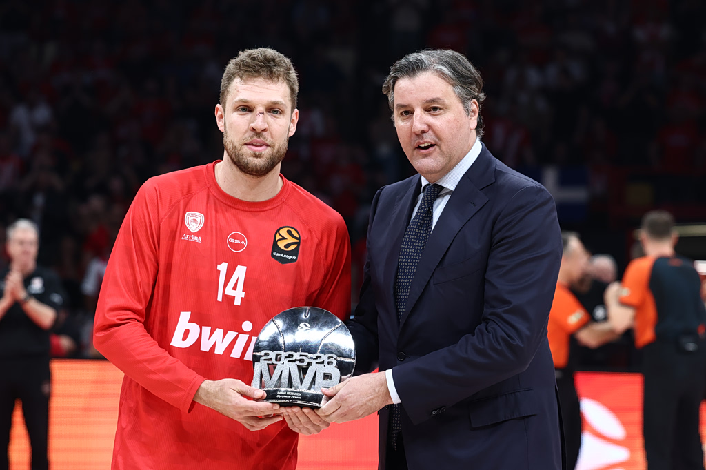 Μποντιρόγκα στο ΣΕΦ – Παρέδωσε το MVP της EuroLeague στον Βεζένκοβ (vid)